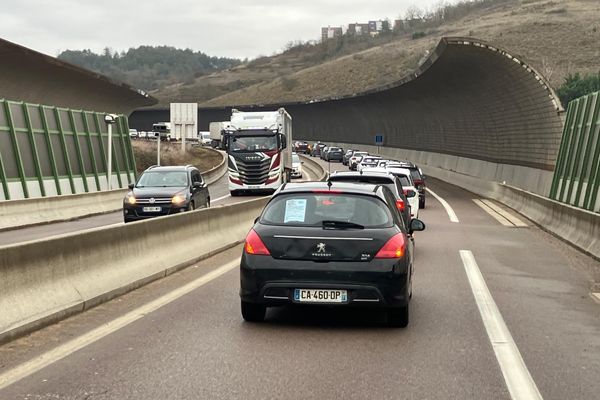 Entre 30 et 40 véhicules sur la rocade de Dijon (Côte-d'Or), lundi 12 février 2024, au cours d'une opération escargot.