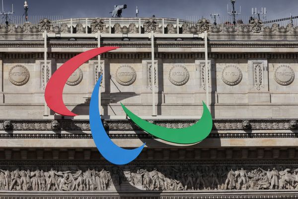 Les Agitos, symbole des Jeux paralympiques, installés sur l'Arc de Triomphe.