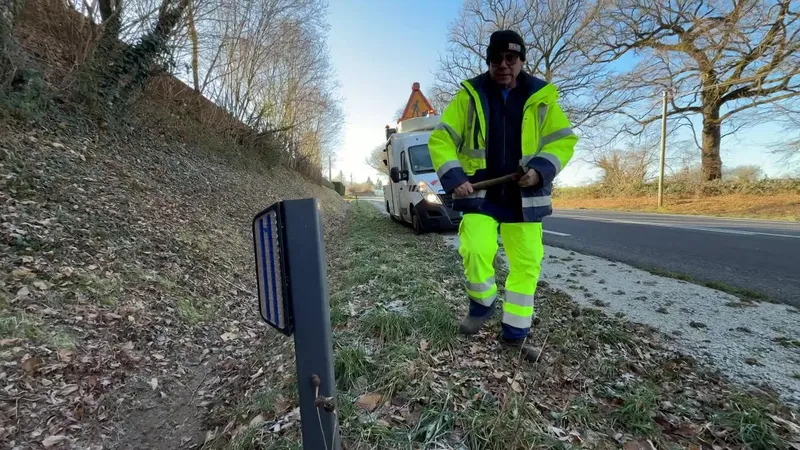 Les agents de la voirie sont chargés de la maintenance de ces réflecteur anti collision avec la faune sauvage.