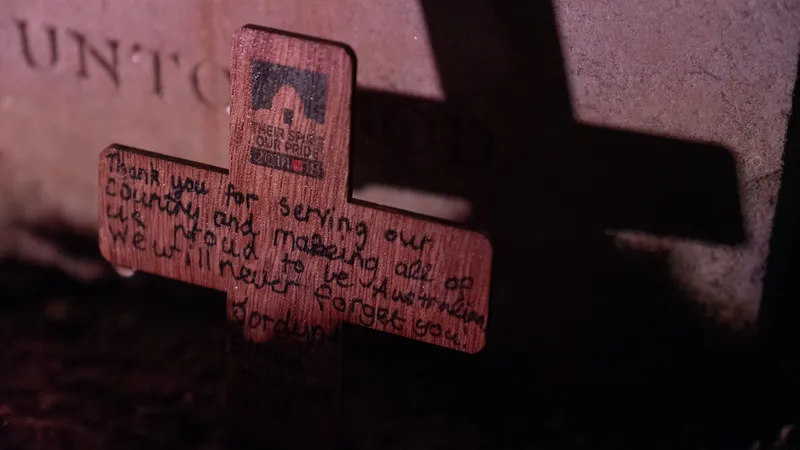 Des visiteurs sont venus déposer des messages devant les tombes des soldats australiens.