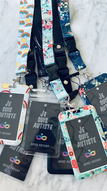 Ces tours de cou ont été conçus par une mère de famille vendéenne, pour des enfants ou adultes autistes afin de prévenir certaines réactions et de rendre leur handicap visible.