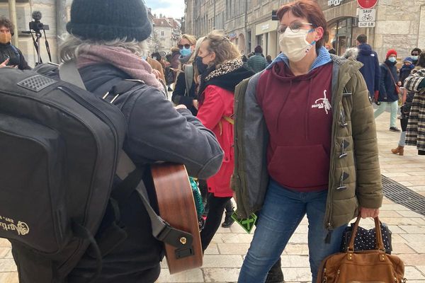 La maire de Besançon, Anne Vignot, s'est rendue sur place ce samedi 20 mars 2021.