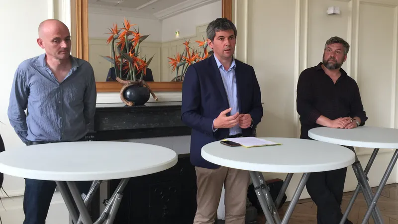 2017. Gilles Platret (au centre), maire LR de Chalon-sur-Saône, présente Bruno Alvergnat (à g.) et Pierre Duforeau (à d.),les deux nouveaux co-directeurs de L'Abattoir et de Chalon dans la Rue.