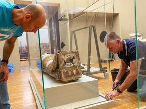 Les oeuvres les plus fragiles sont présentées dans des vitrines.