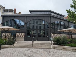 L'ancien bâtiment rénové du marché des Halles accueille actuellement un concept de restauration dans le centre-ville du Puy-en-Velay.