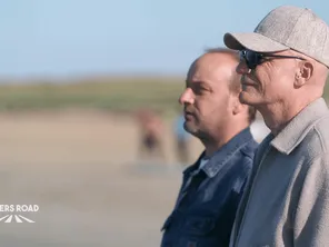 Gaëtan Roussel et Ours, complices d’un road trip musical en Bretagne dans le Morbihan.