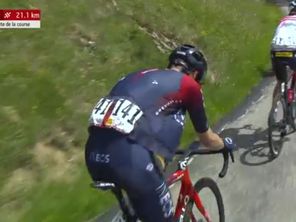 Pavel Sivakov en difficulté sur la troisième étape de La Route d'Occitanie.