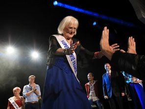 Une fois l'écharpe enfilée, Marie Galiano se tourne vers sa famille