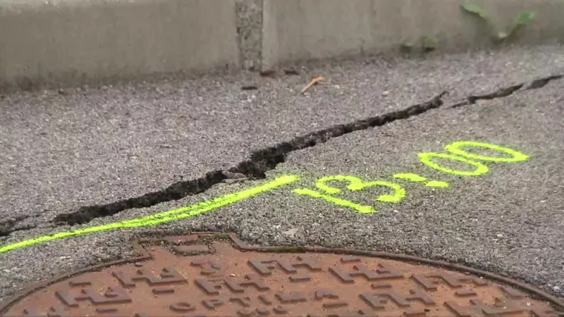 Les pompiers de Haute-Savoie ont marqué chaque fissure et l'heure à laquelle chacune s'est ouverte. Ils ont placé des capteurs sur les bâtiments et dans les sols. Un travail..de fourmi