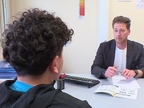 Le psychologue du collège Guy Mareschal reçoit un élève de troisième en entretien individuel.