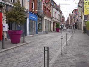 Rue Saint-Pry, Béthune (Pas-de-Calais). Une femme de 65 ans a été retrouvée morte dans l'un des logements de la rue, disponible à la location en ligne. Une enquête est ouverte.