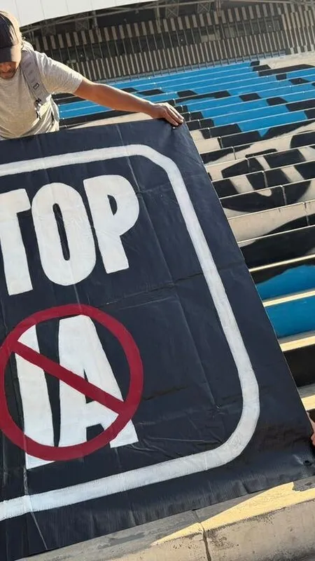 "Aucun combat n'est perdu d'avance" :  un militant Stop IA nous explique son engagement
