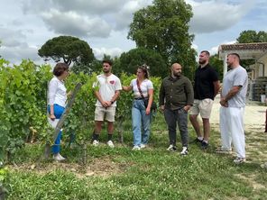 Les joueurs se sont rendus dans les vignes d'une propriété à Saint-Emilion pour se familiariser avec le monde de la vituculture.