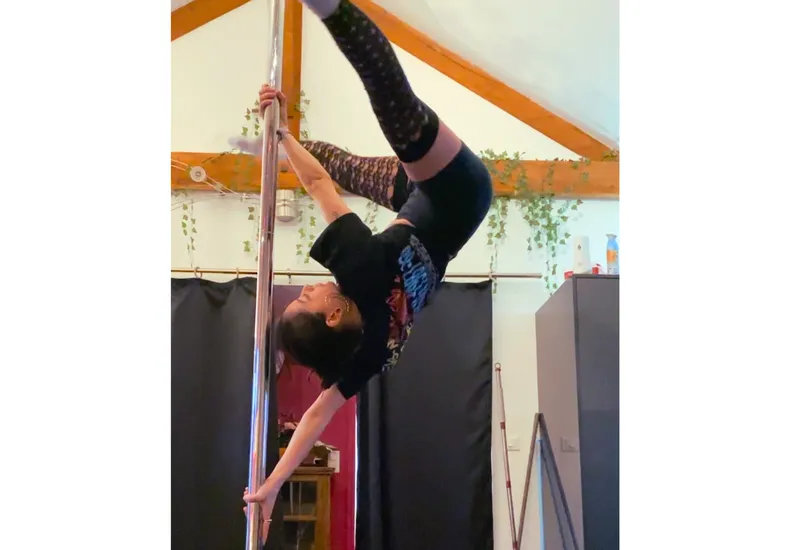 Pour performer, Astrid utilise du grip pour éviter que ses mains ne glissent pendant une figure acrobatique.