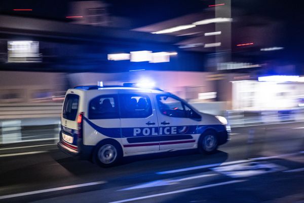 Un véhicule de police a été percuté par une autre voiture dans la nuit du vendredi 29 novembre au samedi 30 novembre à Elbeuf.