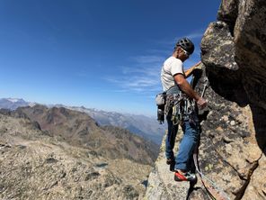 Des secouristes en montagne de la CRS Pyrénées ont ouvert une nouvelle voie d'escalade, en hommage à l'un des leurs, mort lors d'une opération de sauvetage.