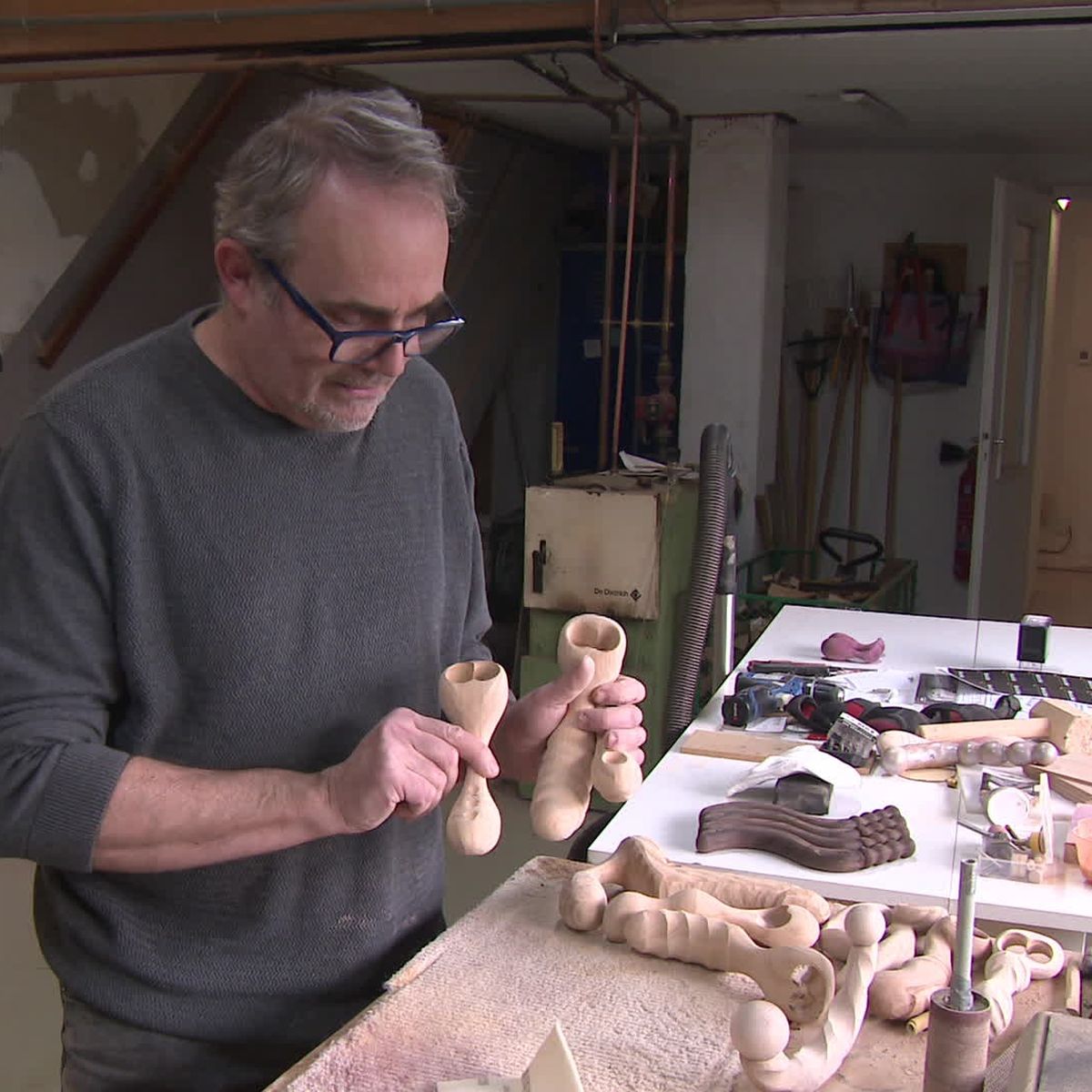 Un ébéniste fabrique des sextoys en bois, entièrement façonnés à la main :  