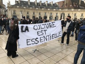 Entre 300 et 400 manifestants du monde du spectacle sont réunis Place de la Libération à Dijon.