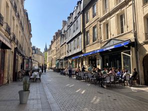Après le "Banquet normand" qui se tenait à Caen, des participants se sont rendus dans le centre-ville, faisant fuir une partie de la clientèle habituelle au cours d'une soirée émaillée d'incidents.