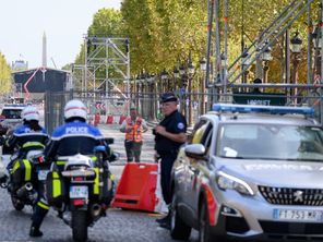 Les forces de l'ordre régulent la circulation automobile avant l'arrivée du pape, ce vendredi, à Paris.