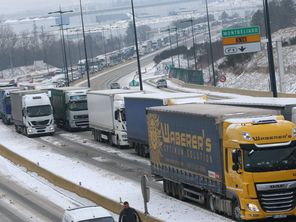 Photo d'illustration. Deux chauffeurs routiers moldaves se sont retrouvés sur l'aire d'Ecot sur l'A36 afin de passer la soirée ensemble. Ils ne pouvaient rouler en raison d'un arrêté préfectoral du Doubs interdisant aux poids lourds de reprendre la route à cause de la neige.