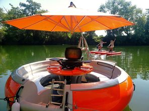 L'une des deux personnes disparues naviguait à bord d'un bateau-barbecue