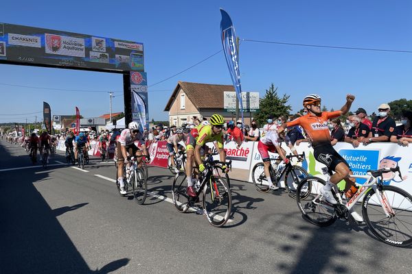Jason Tesson remporte la deuxième étape du Tour Poitou-Charentes en Nouvelle-Aquitaine 2021. Dans le même temps, le Français de 23 ans décroche la première victoire dans une course professionnelle de sa carrière. 