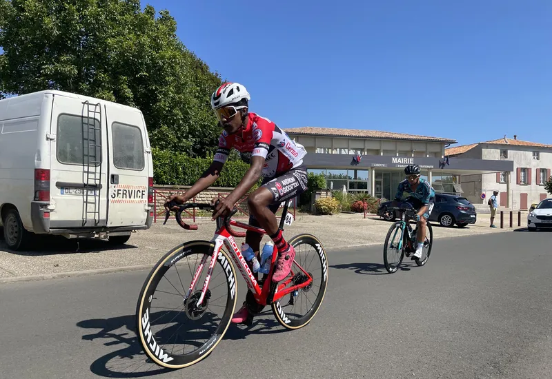 Dans les premiers kilomètres, l'Érythréen Natnael Tesfazion (Androni Giocattoli-Sidermec) et Thibault Ferasse (B&B Hôtels p/b KTM) restent un petit moment à l'avant de la course.