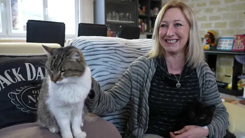Tout comme son mari, Cindy Betrancourt a retrouvé son chat avec émotion.