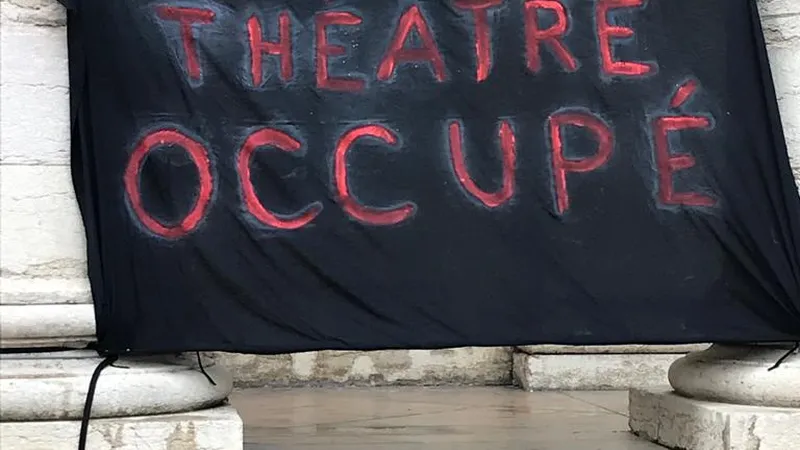 Privés de scène, les intermittents occupent le théâtre pour garantir leurs droits.