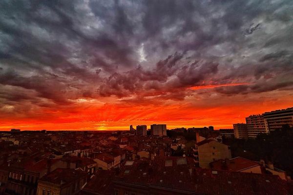 Sublime coucher de soleil sur la ville rose