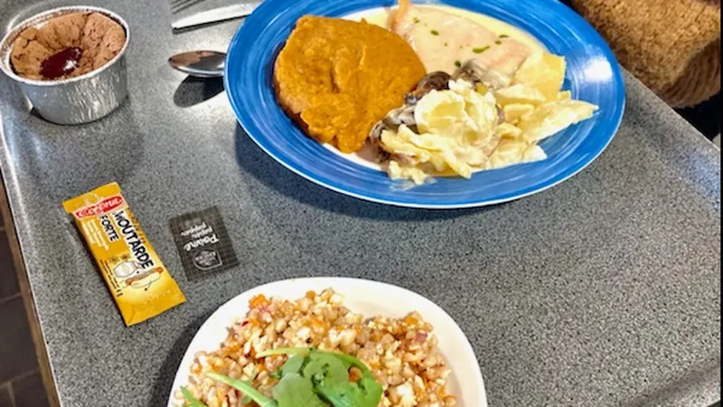 Truite, crémeux de carottes au marc de café et gratin de topinambour, duo de lentilles et blé figurent au menu concocté par Nicolas Carro pour le Crous de Rennes, ce mardi 19 septembre 2023