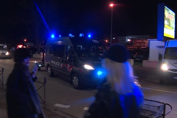 Un fourgon de police à Auxerre (Yonne), lors d'échauffourées entre supporters de l'AJA et de l'OM le 22 février 2025.