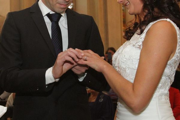 Les mariés échangent leur alliance lors d'un mariage dans une église.