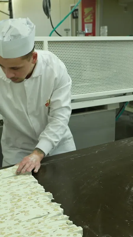 VIDÉO. Cette confiserie centenaire fabrique chaque jour 600 kilos de nougat, un savoir-faire unique