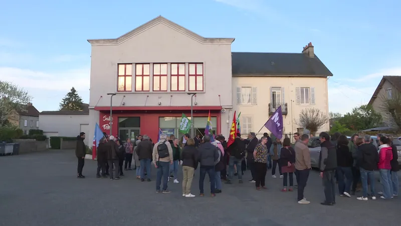 Des manifestants réunis à Étang-sur-Arroux (Saône-et-Loire) le 8 avril 2025, pour protester contre le projet d'un collège privé hors contrat.