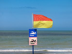 En bord de mer, mais aussi sur certains points d'eau, la baignade est temporairement interdite en Normandie.