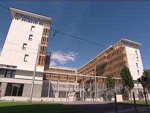 De nombreux étudiants ont quitté leur chambre universitaire pour étudier en ligne chez leurs parents.