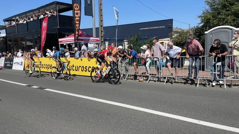 Laurent Pichon (Team Arkéa-Samsic), Samuele Zoccarato (Bardiani CSF Faizane') et Samuele Rivi (Eolo-Kometa Cycling Team) ont longtemps cru pouvoir aller au bout. Ils se sont fait reprendre à 3 km de la ligne d'arrivée à Ruffec.