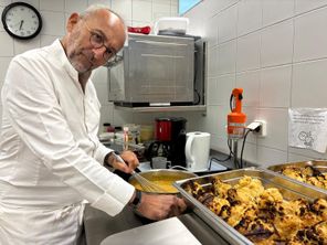 Le chef étoilé Michel Portos aux fourneaux pour les internes de médecine de l'hôpital de Saint-Brieuc. 