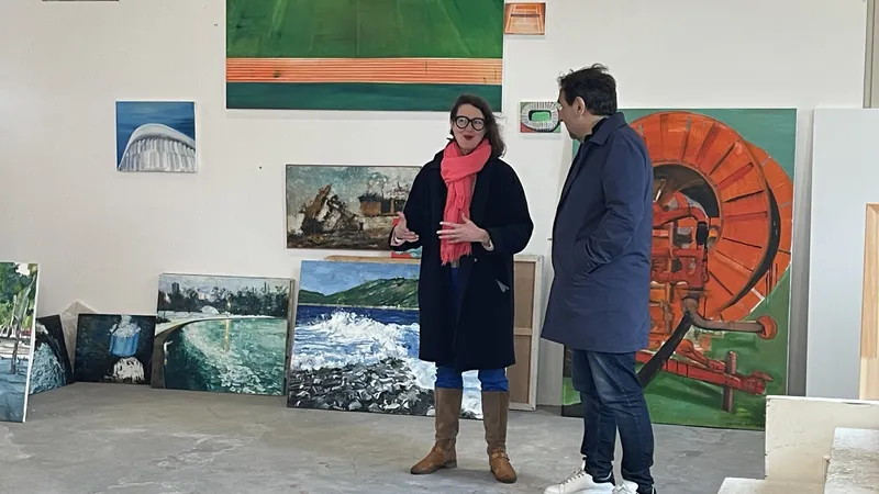 Château de Chémery - l'artiste peintre Cécile Fontaine présente son atelier à André Manoukian dans le cadre de l'émission Château !