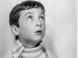 "Alors, heureux ?", c'est le récit d'une enfance placée de l'âge de deux à dix-neuf ans. Rémi Benoit a écrit ce livre après avoir fait la démarche de consulter son dossier conservé aux Archives départementales.