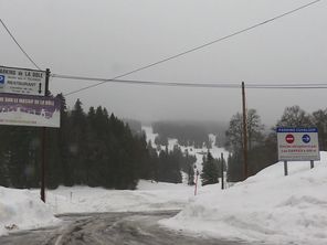 Le parking de la Dôle, situé tout juste à la frontière franco-suisse, côté français.