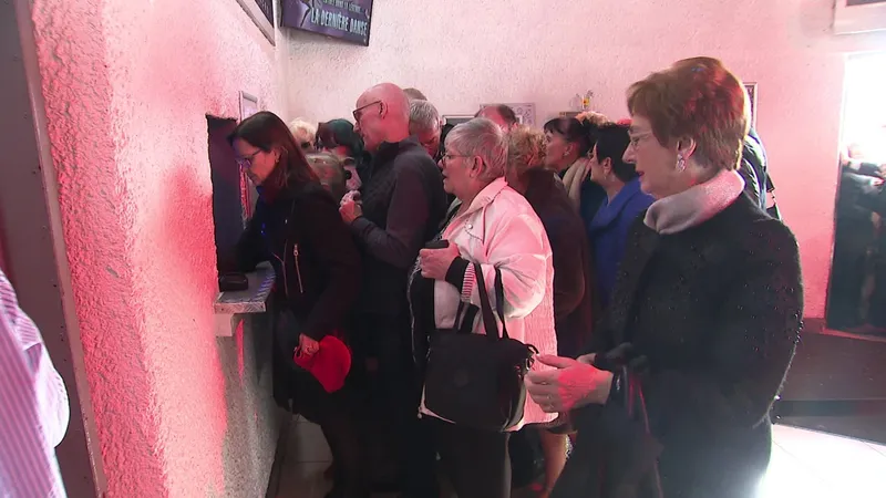 Les premiers fêtards arrivés se pressent au vestiaire