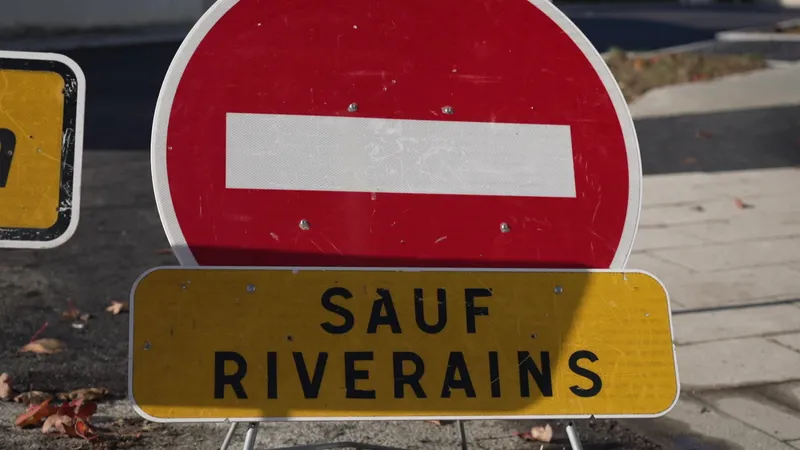 Illustration d'une route en sens interdit, sauf aux riverains