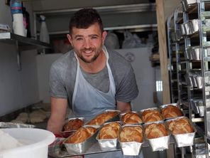 Loïc Nervi, dans sa boulangerie itinérante le 23 juin 2024 à Kharkiv.