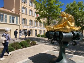 À l’occasion du 70ᵉ anniversaire du film « Et Dieu… créa la femme », réalisé par Roger Vadim en 1956, la ville de Saint-Tropez rend hommage à cette œuvre emblématique à travers une exposition temporaire présentée au musée de la Gendarmerie et du cinéma.