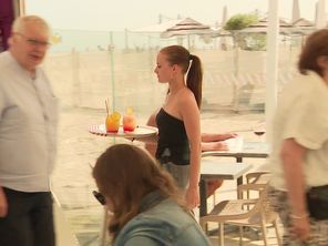 Élina Blondel a commencé son job d'été, elle s'y plaît tellement qu'elle envisage de continuer le métier de serveuse à la rentrée.