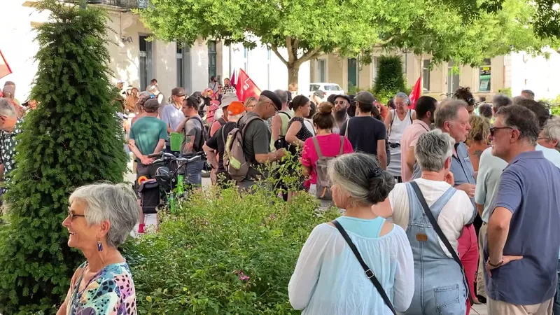 Plus de 200 personnes se sont rassemblées, ce mardi 24 juin, devant la préfecture de la Vienne pour venir en soutien aux livreurs sans-papiers.