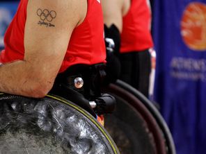 Un joueur britannique de rugby-fauteuil affiche un tatouage représentant les anneaux olympiques aux Jeux paralympiques d'Athènes en 2004.